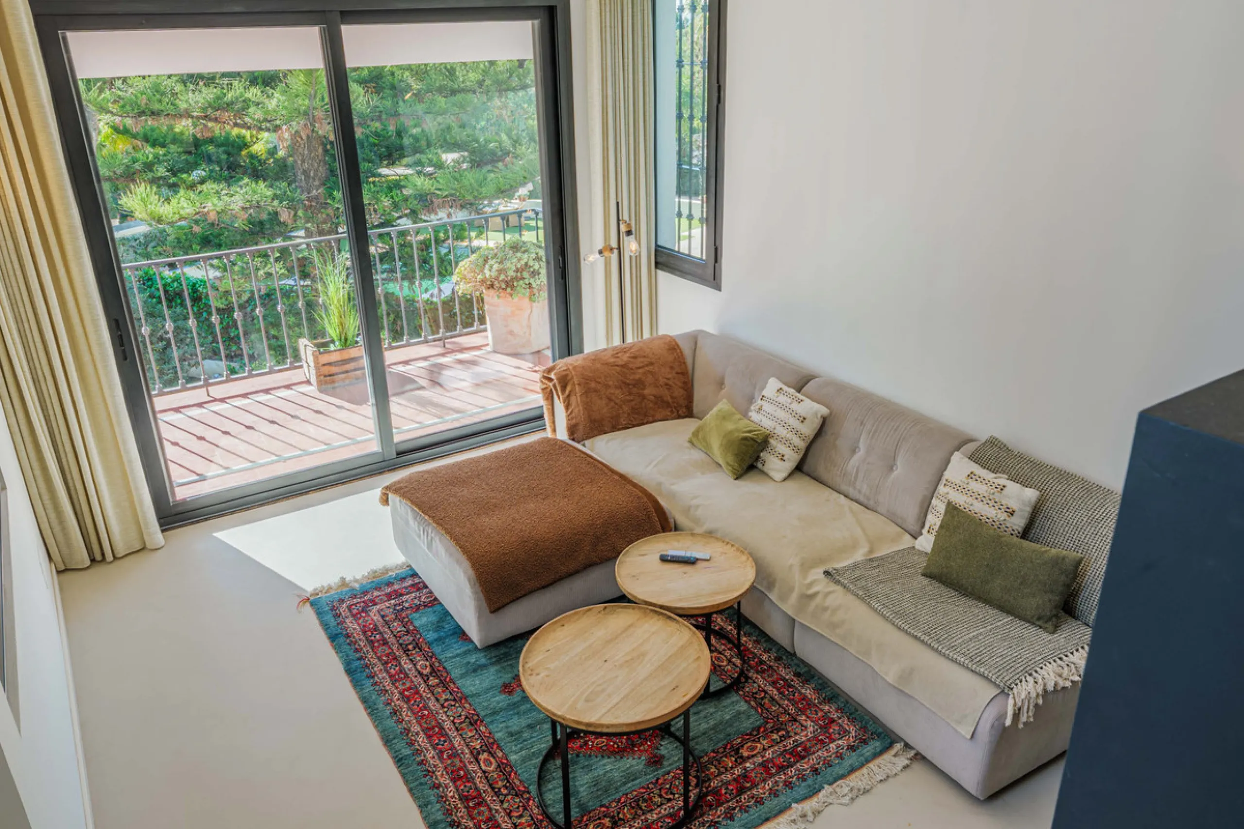 Exclusive Mediterranean-style house in Pinares de San Antón, set on a spacious 1,184 m² plot. Its architecture combines the purity of a white façade with natural stone details and a terracotta-tiled roof, creating a harmonious and timeless ensemble. The p