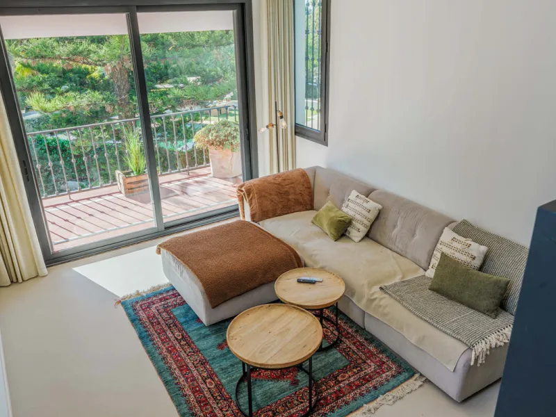 Exclusive Mediterranean-style house in Pinares de San Antón, set on a spacious 1,184 m² plot. Its architecture combines the purity of a white façade with natural stone details and a terracotta-tiled roof, creating a harmonious and timeless ensemble. The p