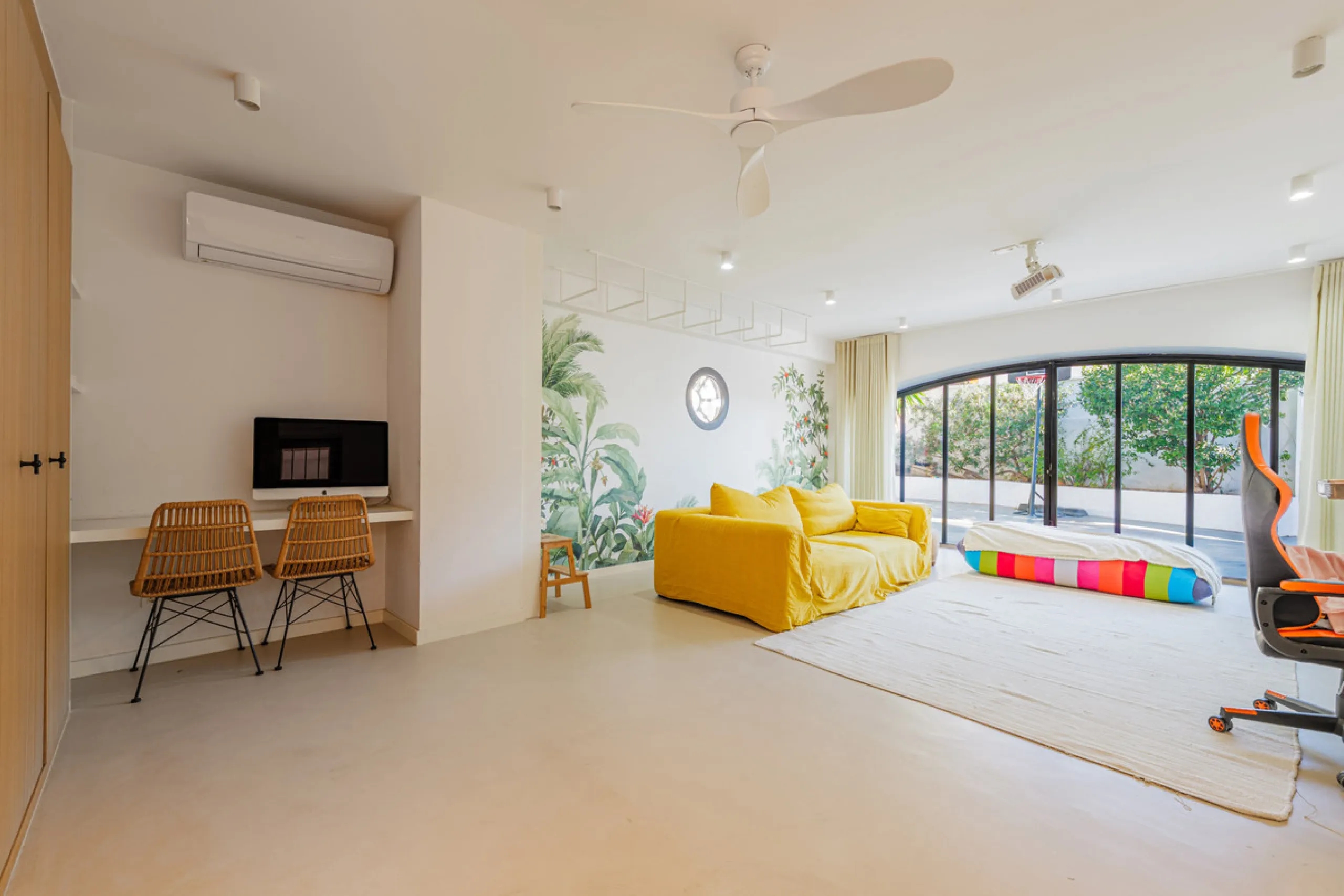 Exclusive Mediterranean-style house in Pinares de San Antón, set on a spacious 1,184 m² plot. Its architecture combines the purity of a white façade with natural stone details and a terracotta-tiled roof, creating a harmonious and timeless ensemble. The p