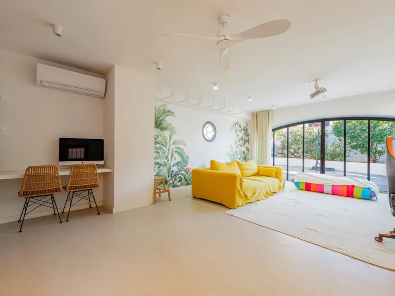 Exclusive Mediterranean-style house in Pinares de San Antón, set on a spacious 1,184 m² plot. Its architecture combines the purity of a white façade with natural stone details and a terracotta-tiled roof, creating a harmonious and timeless ensemble. The p