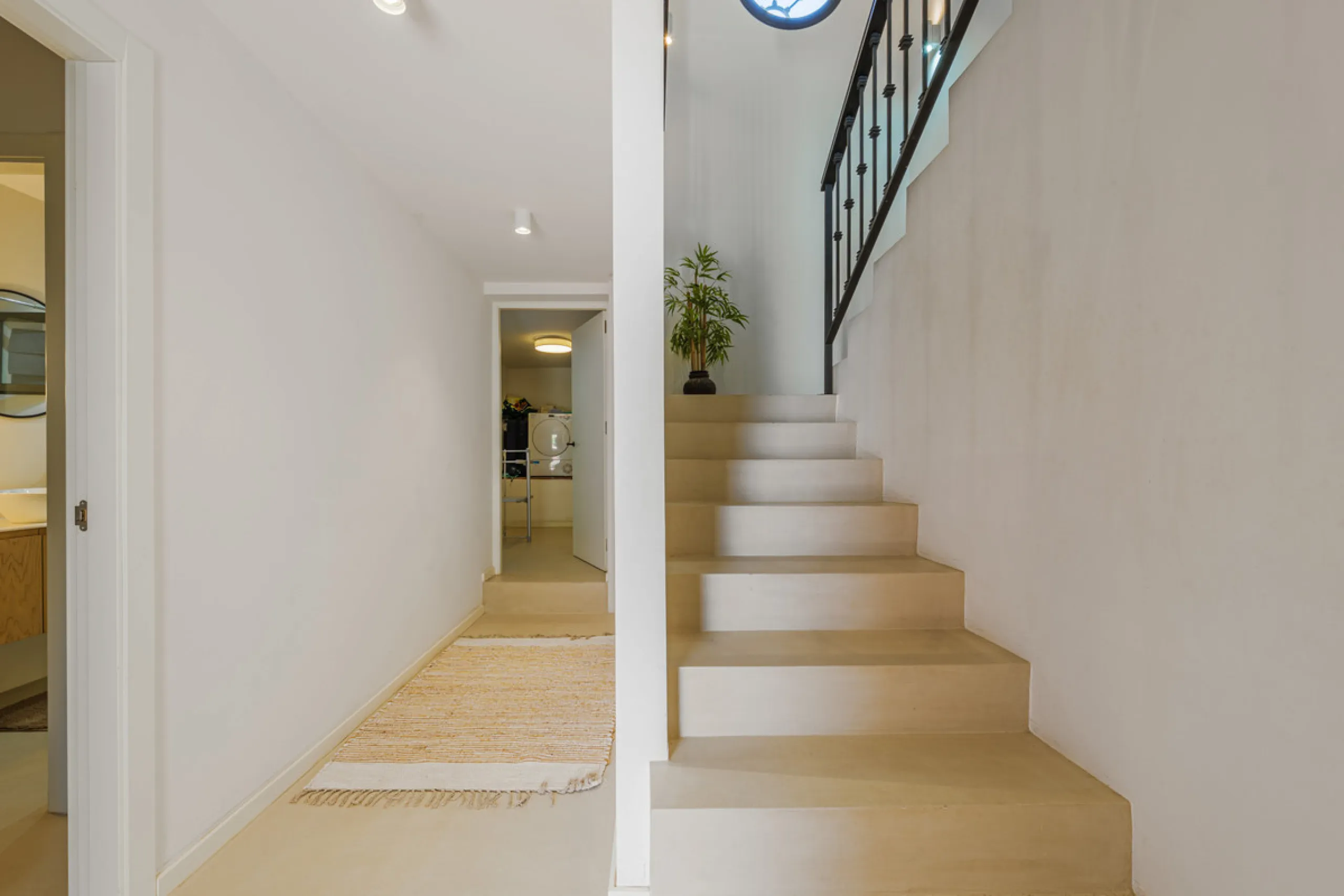 Exclusive Mediterranean-style house in Pinares de San Antón, set on a spacious 1,184 m² plot. Its architecture combines the purity of a white façade with natural stone details and a terracotta-tiled roof, creating a harmonious and timeless ensemble. The p