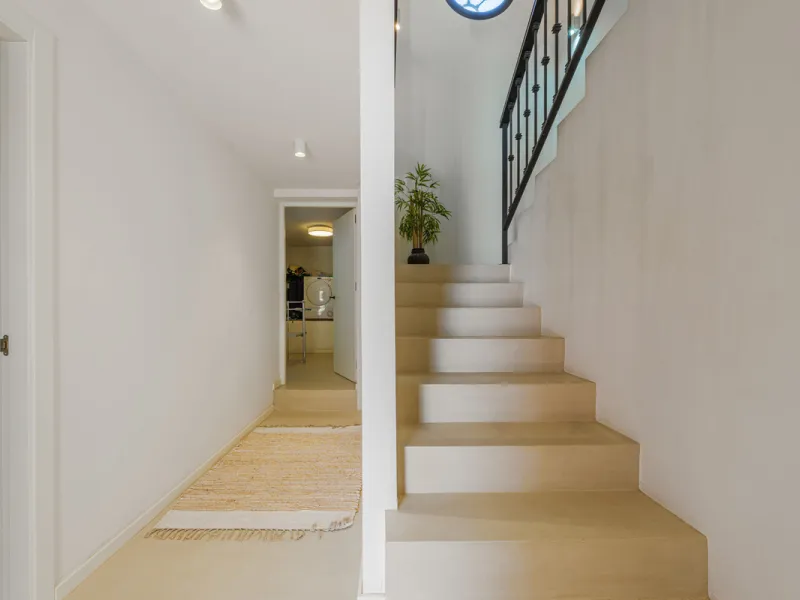 Exclusive Mediterranean-style house in Pinares de San Antón, set on a spacious 1,184 m² plot. Its architecture combines the purity of a white façade with natural stone details and a terracotta-tiled roof, creating a harmonious and timeless ensemble. The p
