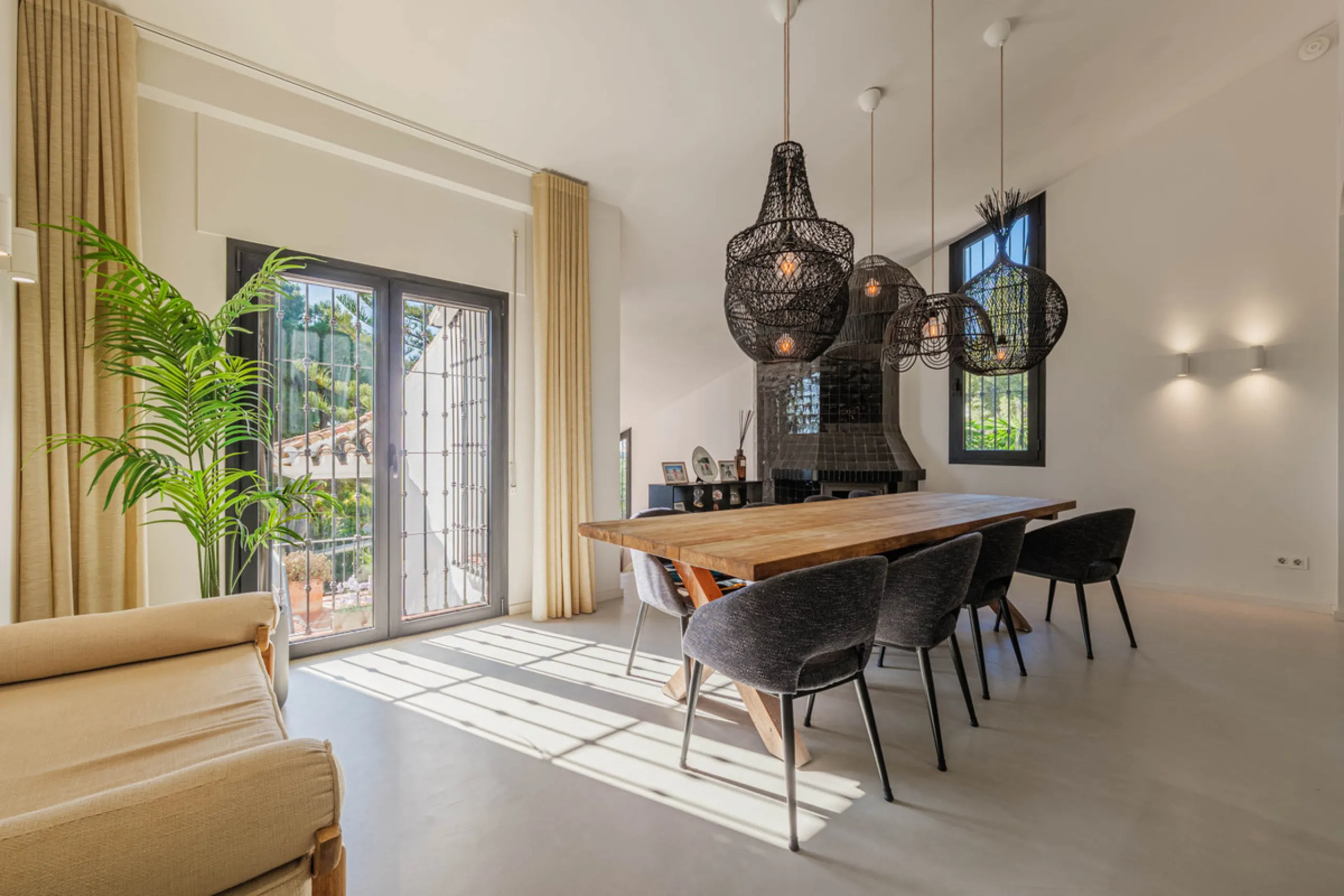 Exclusive Mediterranean-style house in Pinares de San Antón, set on a spacious 1,184 m² plot. Its architecture combines the purity of a white façade with natural stone details and a terracotta-tiled roof, creating a harmonious and timeless ensemble. The p