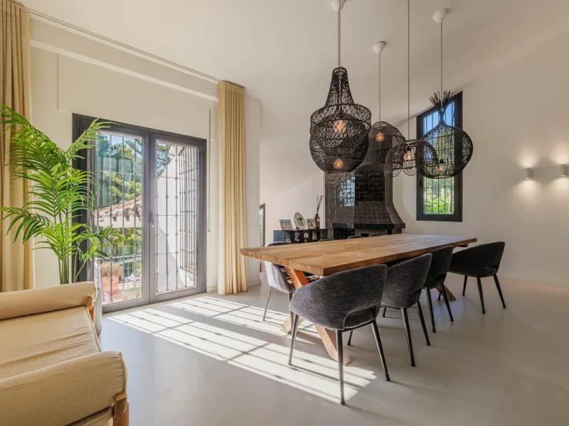 Exclusive Mediterranean-style house in Pinares de San Antón, set on a spacious 1,184 m² plot. Its architecture combines the purity of a white façade with natural stone details and a terracotta-tiled roof, creating a harmonious and timeless ensemble. The p