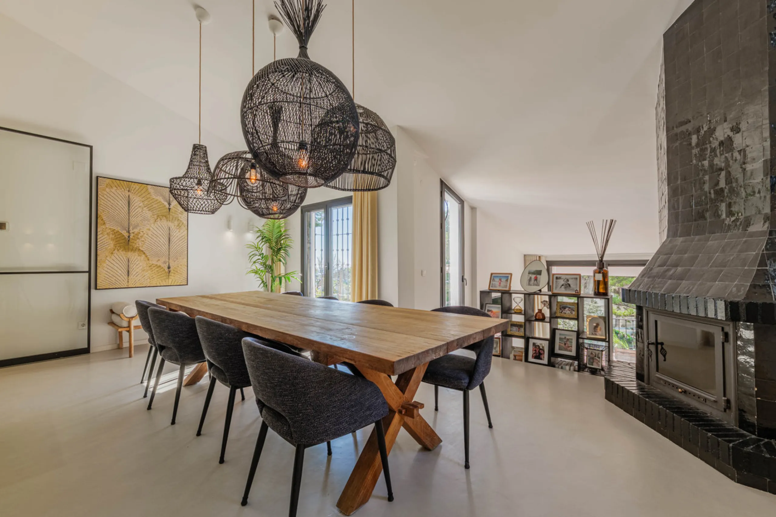 Exclusive Mediterranean-style house in Pinares de San Antón, set on a spacious 1,184 m² plot. Its architecture combines the purity of a white façade with natural stone details and a terracotta-tiled roof, creating a harmonious and timeless ensemble. The p