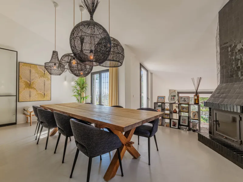 Exclusive Mediterranean-style house in Pinares de San Antón, set on a spacious 1,184 m² plot. Its architecture combines the purity of a white façade with natural stone details and a terracotta-tiled roof, creating a harmonious and timeless ensemble. The p