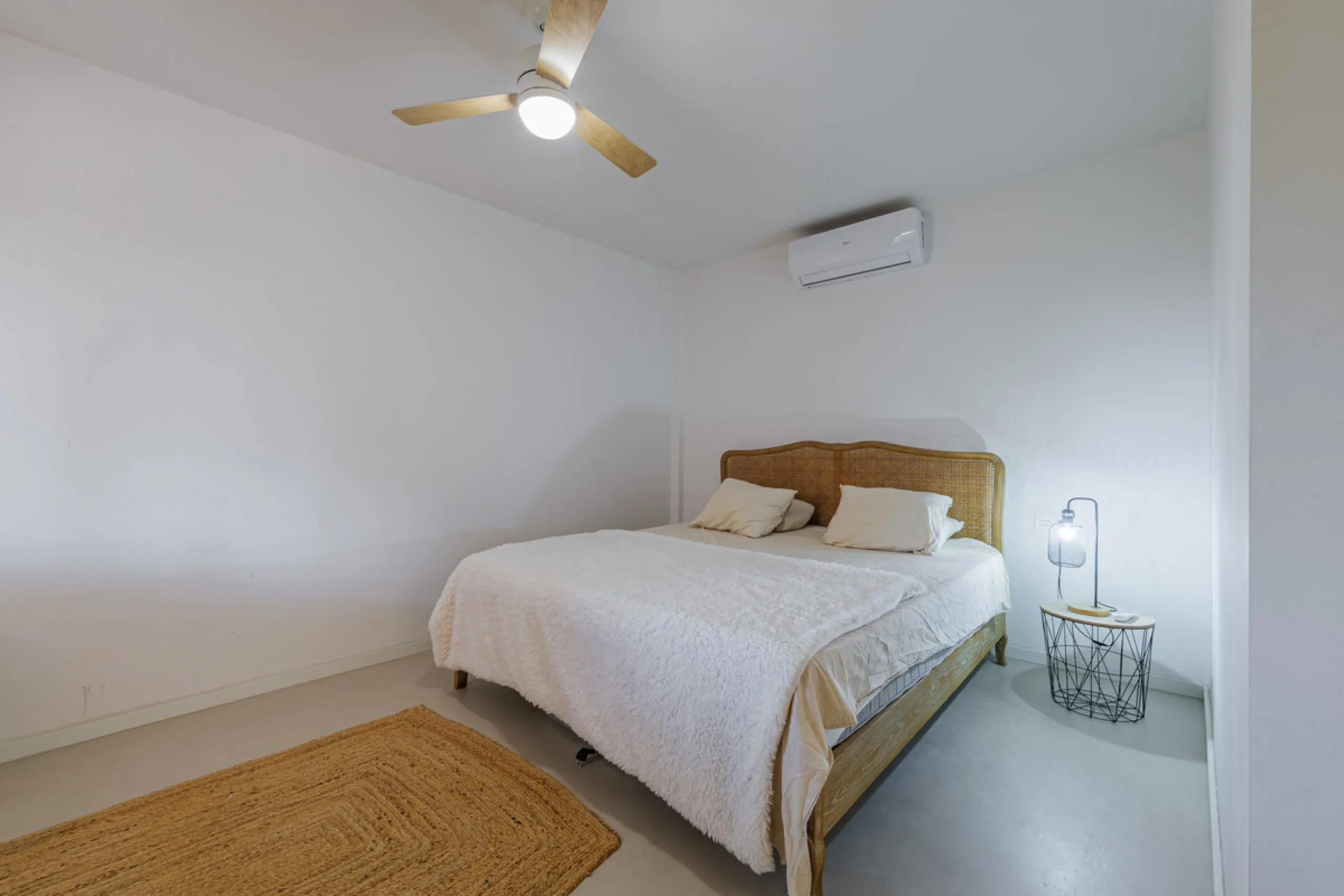 Exclusive Mediterranean-style house in Pinares de San Antón, set on a spacious 1,184 m² plot. Its architecture combines the purity of a white façade with natural stone details and a terracotta-tiled roof, creating a harmonious and timeless ensemble. The p
