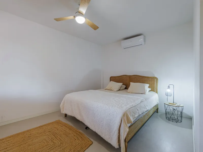 Exclusive Mediterranean-style house in Pinares de San Antón, set on a spacious 1,184 m² plot. Its architecture combines the purity of a white façade with natural stone details and a terracotta-tiled roof, creating a harmonious and timeless ensemble. The p