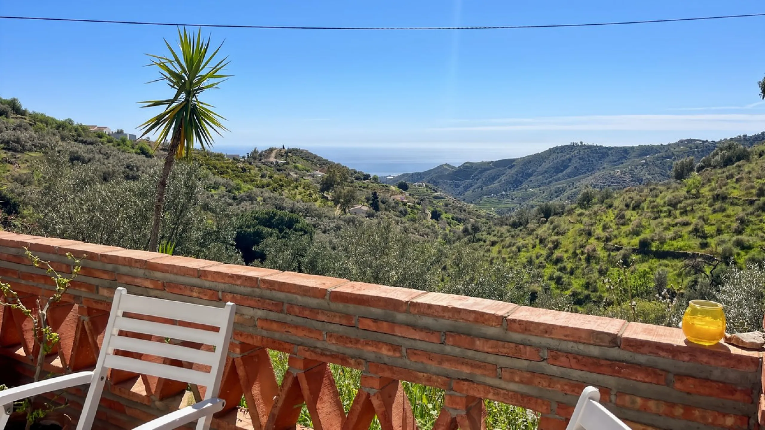 Peacefully located villa near Cómpeta offering 3 bedrooms, 2 bathrooms plus a separate tower studio with a large roof terrace. A rare blend of privacy, comfort and truly panoramic sea and mountain views.
