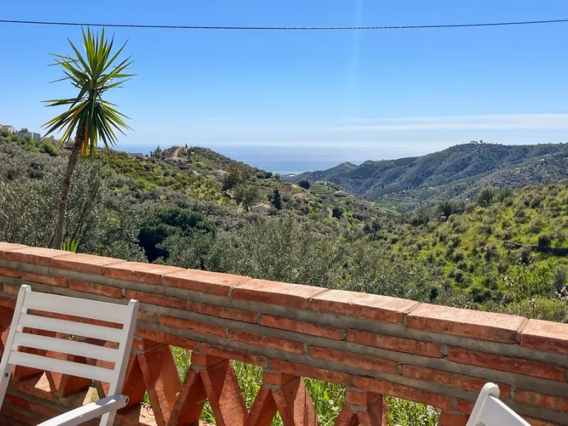 Peacefully located villa near Cómpeta offering 3 bedrooms, 2 bathrooms plus a separate tower studio with a large roof terrace. A rare blend of privacy, comfort and truly panoramic sea and mountain views.
