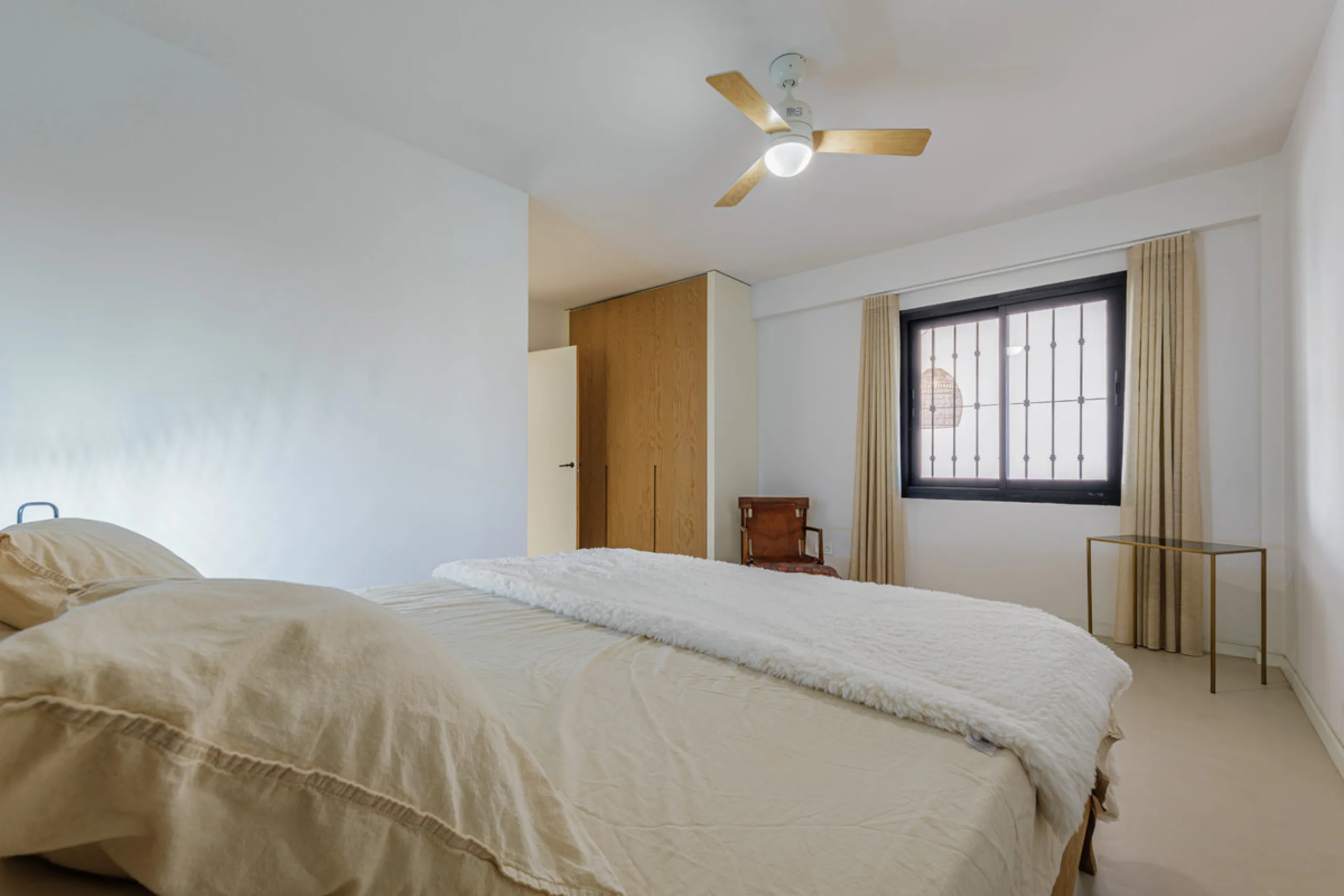 Exclusive Mediterranean-style house in Pinares de San Antón, set on a spacious 1,184 m² plot. Its architecture combines the purity of a white façade with natural stone details and a terracotta-tiled roof, creating a harmonious and timeless ensemble. The p