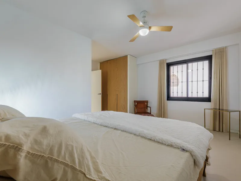 Exclusive Mediterranean-style house in Pinares de San Antón, set on a spacious 1,184 m² plot. Its architecture combines the purity of a white façade with natural stone details and a terracotta-tiled roof, creating a harmonious and timeless ensemble. The p