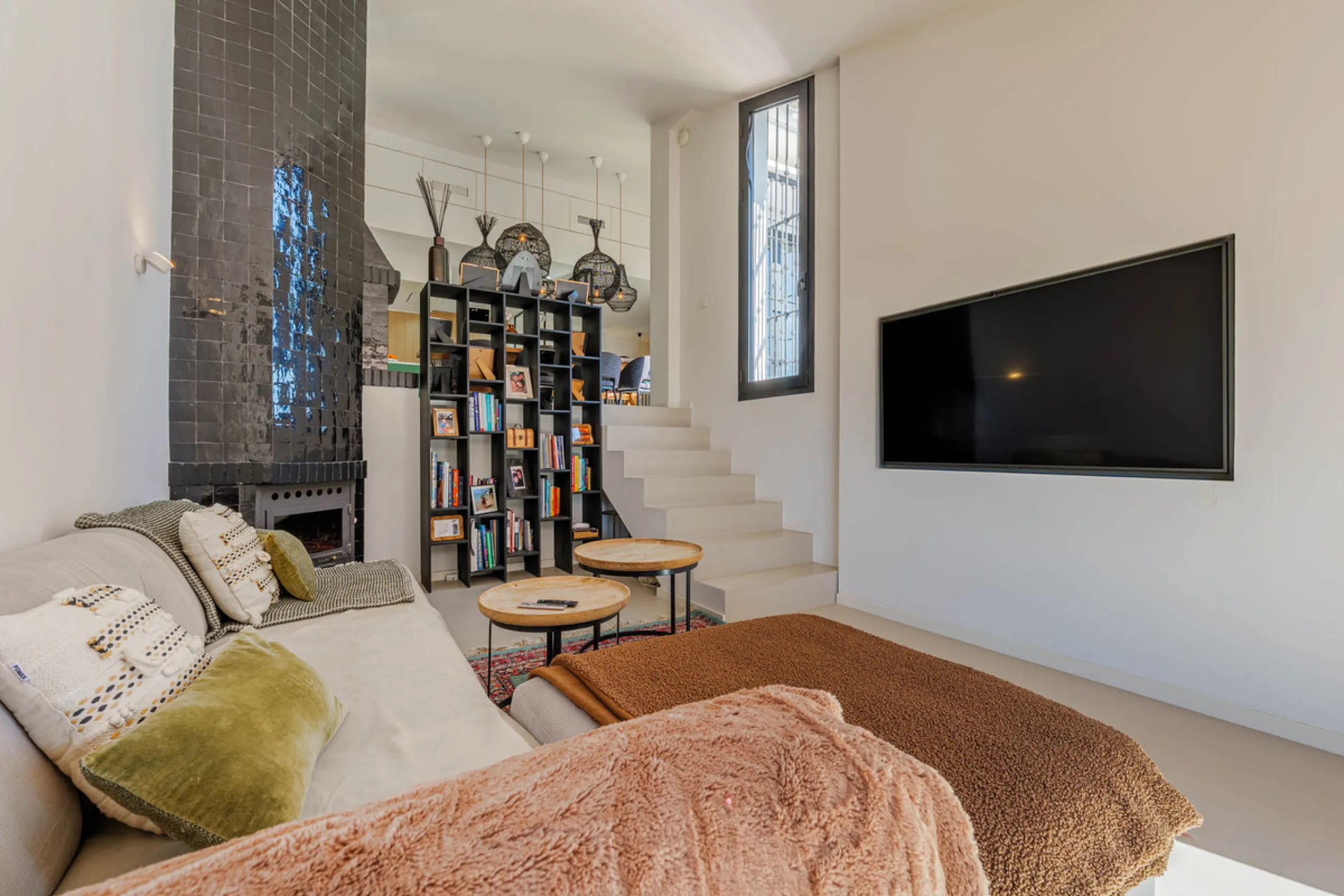 Exclusive Mediterranean-style house in Pinares de San Antón, set on a spacious 1,184 m² plot. Its architecture combines the purity of a white façade with natural stone details and a terracotta-tiled roof, creating a harmonious and timeless ensemble. The p