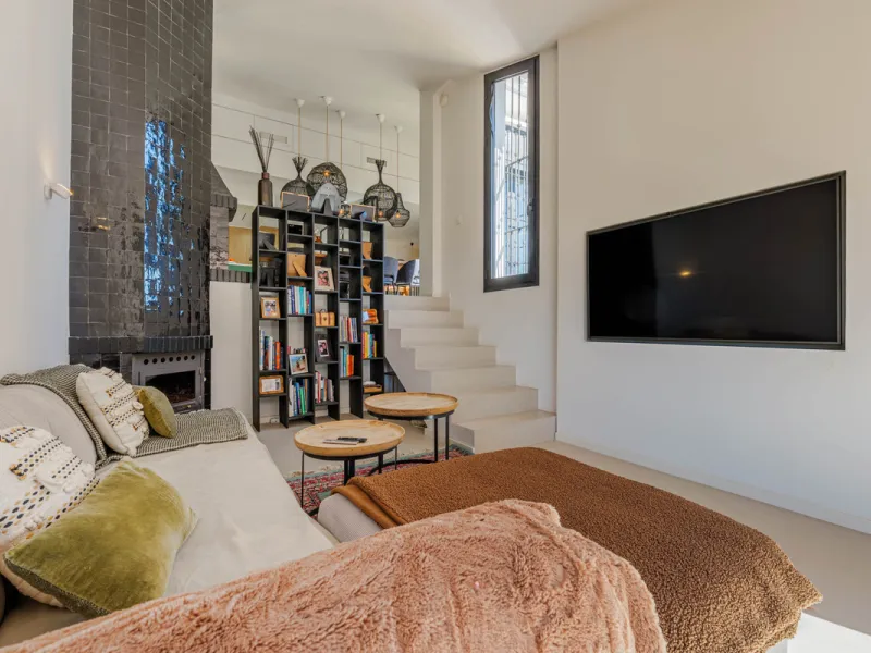 Exclusive Mediterranean-style house in Pinares de San Antón, set on a spacious 1,184 m² plot. Its architecture combines the purity of a white façade with natural stone details and a terracotta-tiled roof, creating a harmonious and timeless ensemble. The p