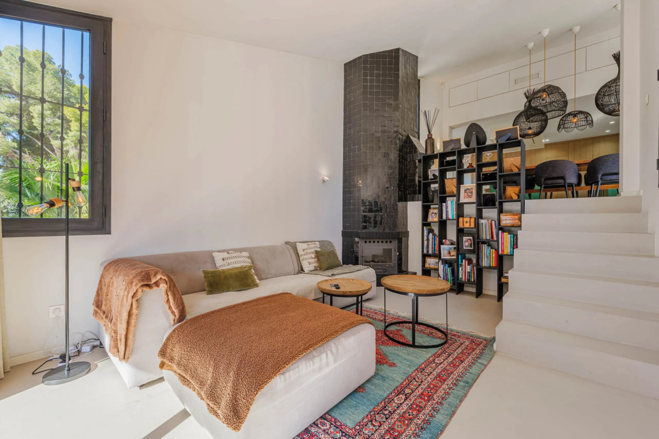 Exclusive Mediterranean-style house in Pinares de San Antón, set on a spacious 1,184 m² plot. Its architecture combines the purity of a white façade with natural stone details and a terracotta-tiled roof, creating a harmonious and timeless ensemble. The p