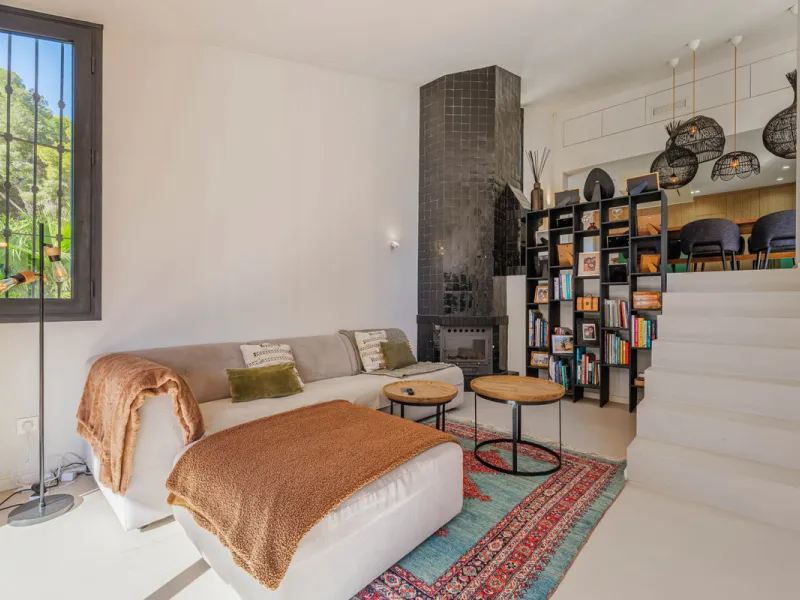 Exclusive Mediterranean-style house in Pinares de San Antón, set on a spacious 1,184 m² plot. Its architecture combines the purity of a white façade with natural stone details and a terracotta-tiled roof, creating a harmonious and timeless ensemble. The p