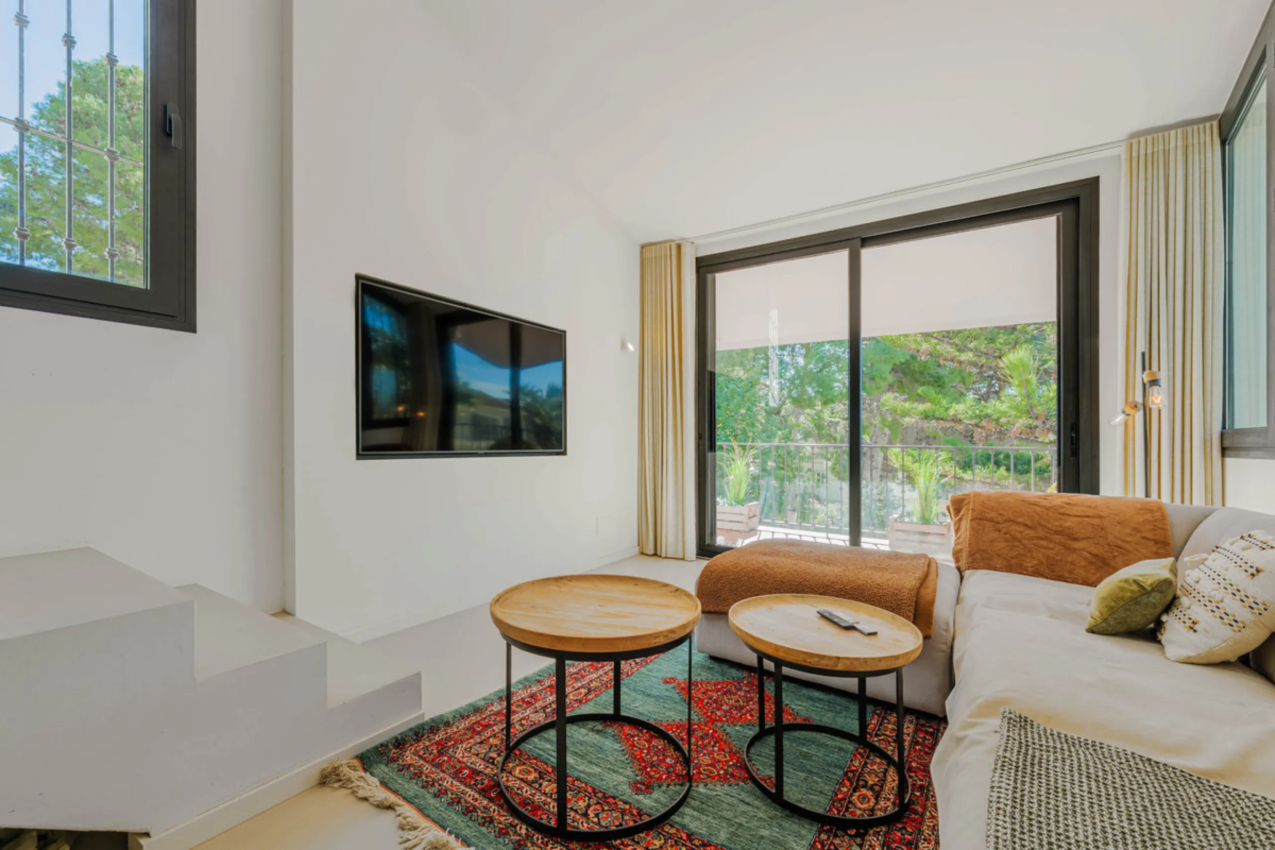 Exclusive Mediterranean-style house in Pinares de San Antón, set on a spacious 1,184 m² plot. Its architecture combines the purity of a white façade with natural stone details and a terracotta-tiled roof, creating a harmonious and timeless ensemble. The p
