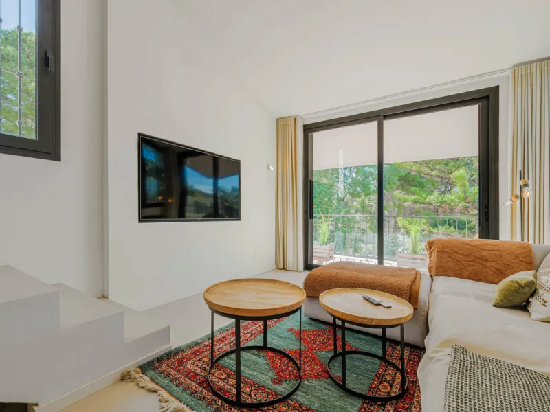 Exclusive Mediterranean-style house in Pinares de San Antón, set on a spacious 1,184 m² plot. Its architecture combines the purity of a white façade with natural stone details and a terracotta-tiled roof, creating a harmonious and timeless ensemble. The p