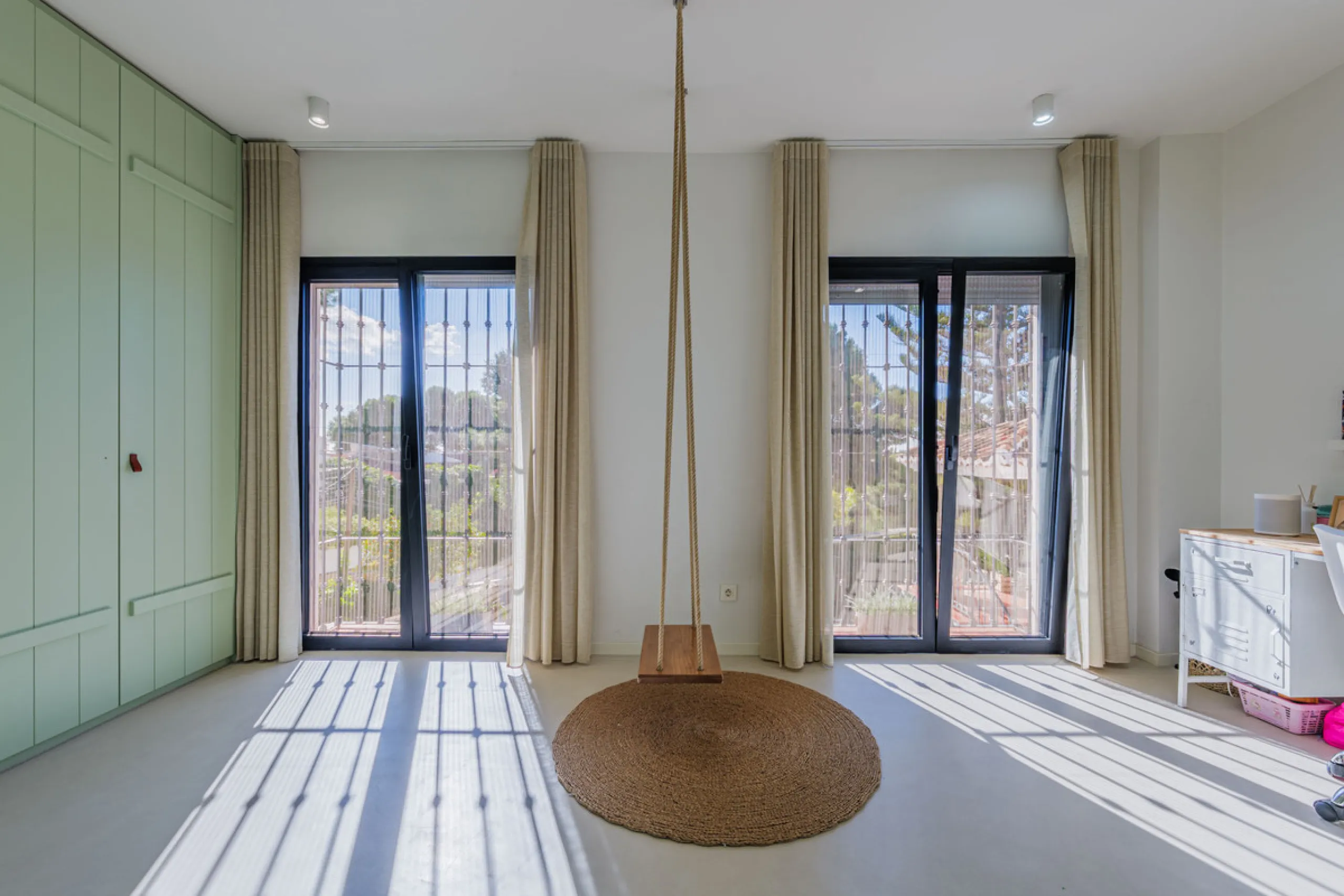Exclusive Mediterranean-style house in Pinares de San Antón, set on a spacious 1,184 m² plot. Its architecture combines the purity of a white façade with natural stone details and a terracotta-tiled roof, creating a harmonious and timeless ensemble. The p