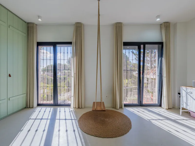 Exclusive Mediterranean-style house in Pinares de San Antón, set on a spacious 1,184 m² plot. Its architecture combines the purity of a white façade with natural stone details and a terracotta-tiled roof, creating a harmonious and timeless ensemble. The p