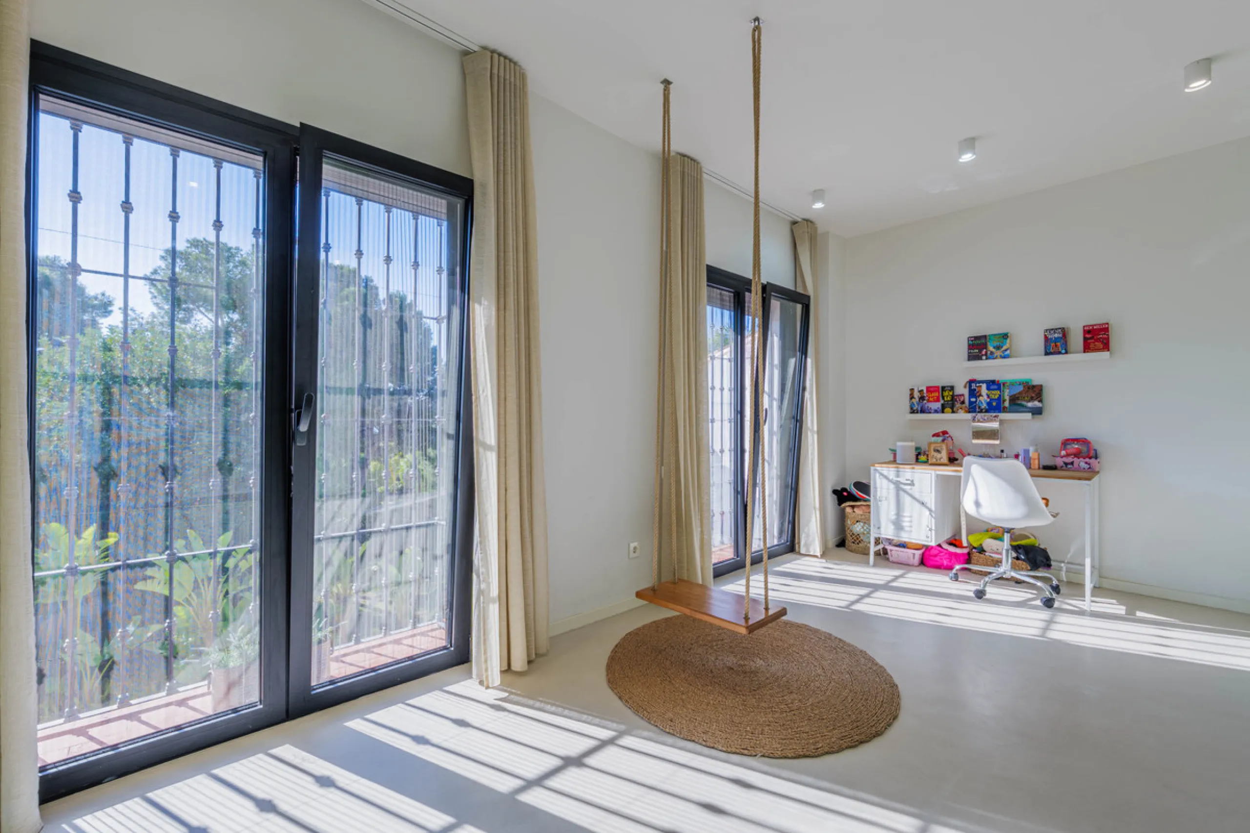Exclusive Mediterranean-style house in Pinares de San Antón, set on a spacious 1,184 m² plot. Its architecture combines the purity of a white façade with natural stone details and a terracotta-tiled roof, creating a harmonious and timeless ensemble. The p