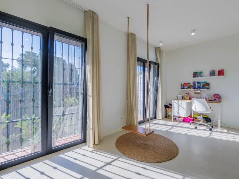 Exclusive Mediterranean-style house in Pinares de San Antón, set on a spacious 1,184 m² plot. Its architecture combines the purity of a white façade with natural stone details and a terracotta-tiled roof, creating a harmonious and timeless ensemble. The p