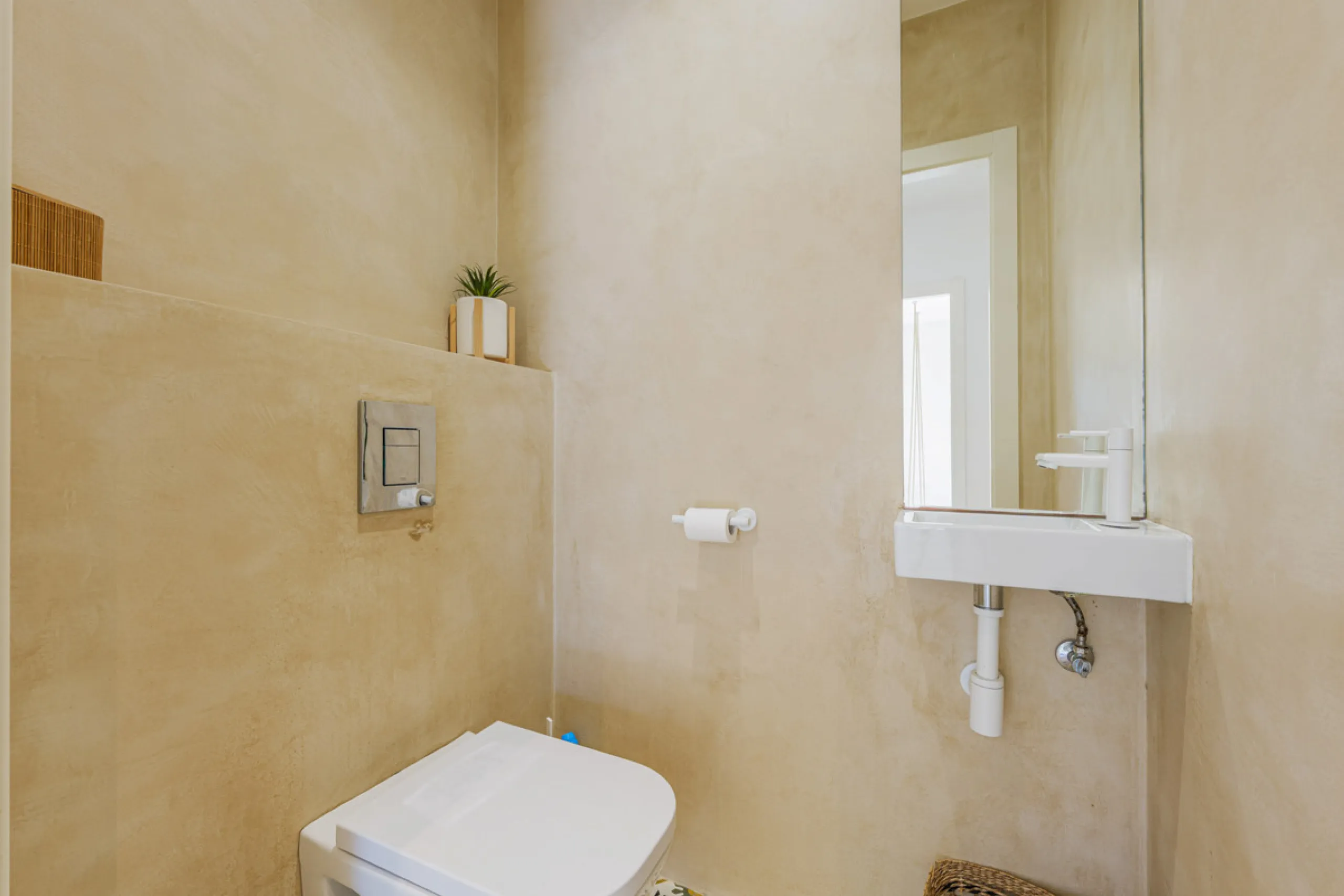 Exclusive Mediterranean-style house in Pinares de San Antón, set on a spacious 1,184 m² plot. Its architecture combines the purity of a white façade with natural stone details and a terracotta-tiled roof, creating a harmonious and timeless ensemble. The p