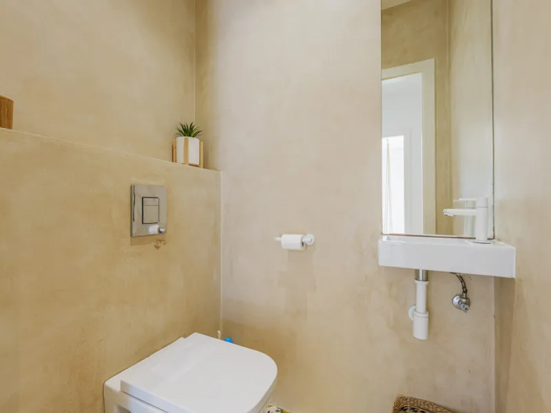 Exclusive Mediterranean-style house in Pinares de San Antón, set on a spacious 1,184 m² plot. Its architecture combines the purity of a white façade with natural stone details and a terracotta-tiled roof, creating a harmonious and timeless ensemble. The p