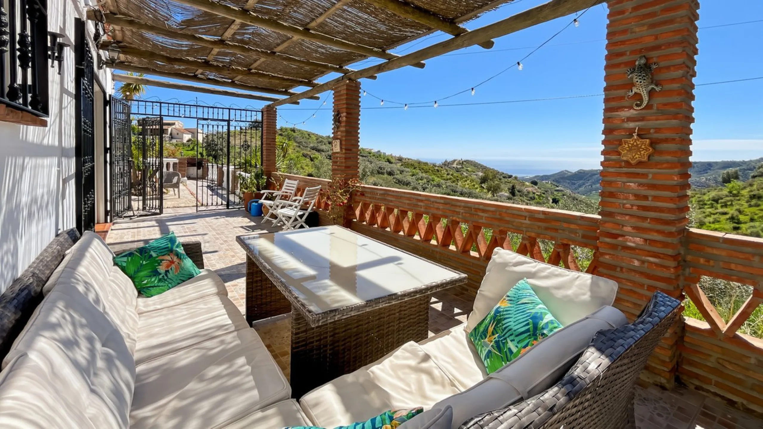 Peacefully located villa near Cómpeta offering 3 bedrooms, 2 bathrooms plus a separate tower studio with a large roof terrace. A rare blend of privacy, comfort and truly panoramic sea and mountain views.