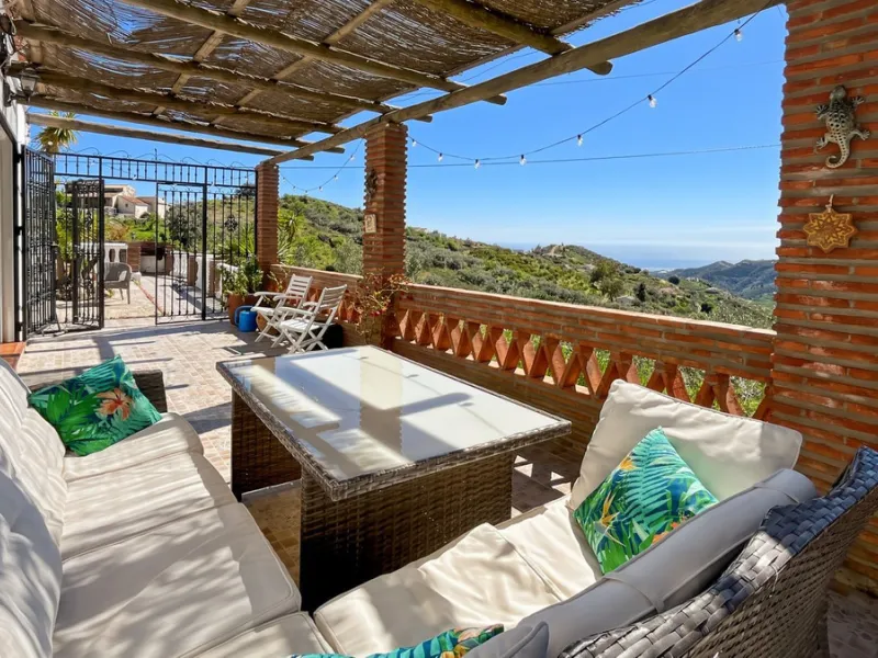 Peacefully located villa near Cómpeta offering 3 bedrooms, 2 bathrooms plus a separate tower studio with a large roof terrace. A rare blend of privacy, comfort and truly panoramic sea and mountain views.