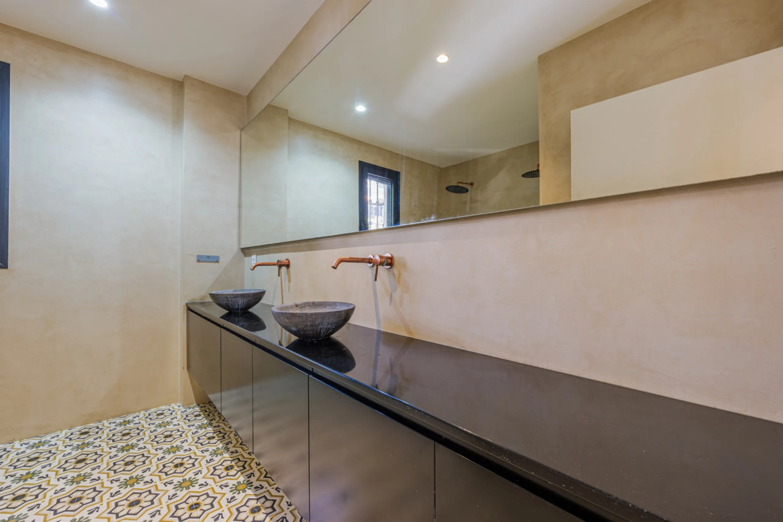 Exclusive Mediterranean-style house in Pinares de San Antón, set on a spacious 1,184 m² plot. Its architecture combines the purity of a white façade with natural stone details and a terracotta-tiled roof, creating a harmonious and timeless ensemble. The p