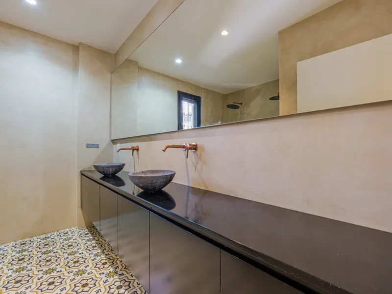 Exclusive Mediterranean-style house in Pinares de San Antón, set on a spacious 1,184 m² plot. Its architecture combines the purity of a white façade with natural stone details and a terracotta-tiled roof, creating a harmonious and timeless ensemble. The p