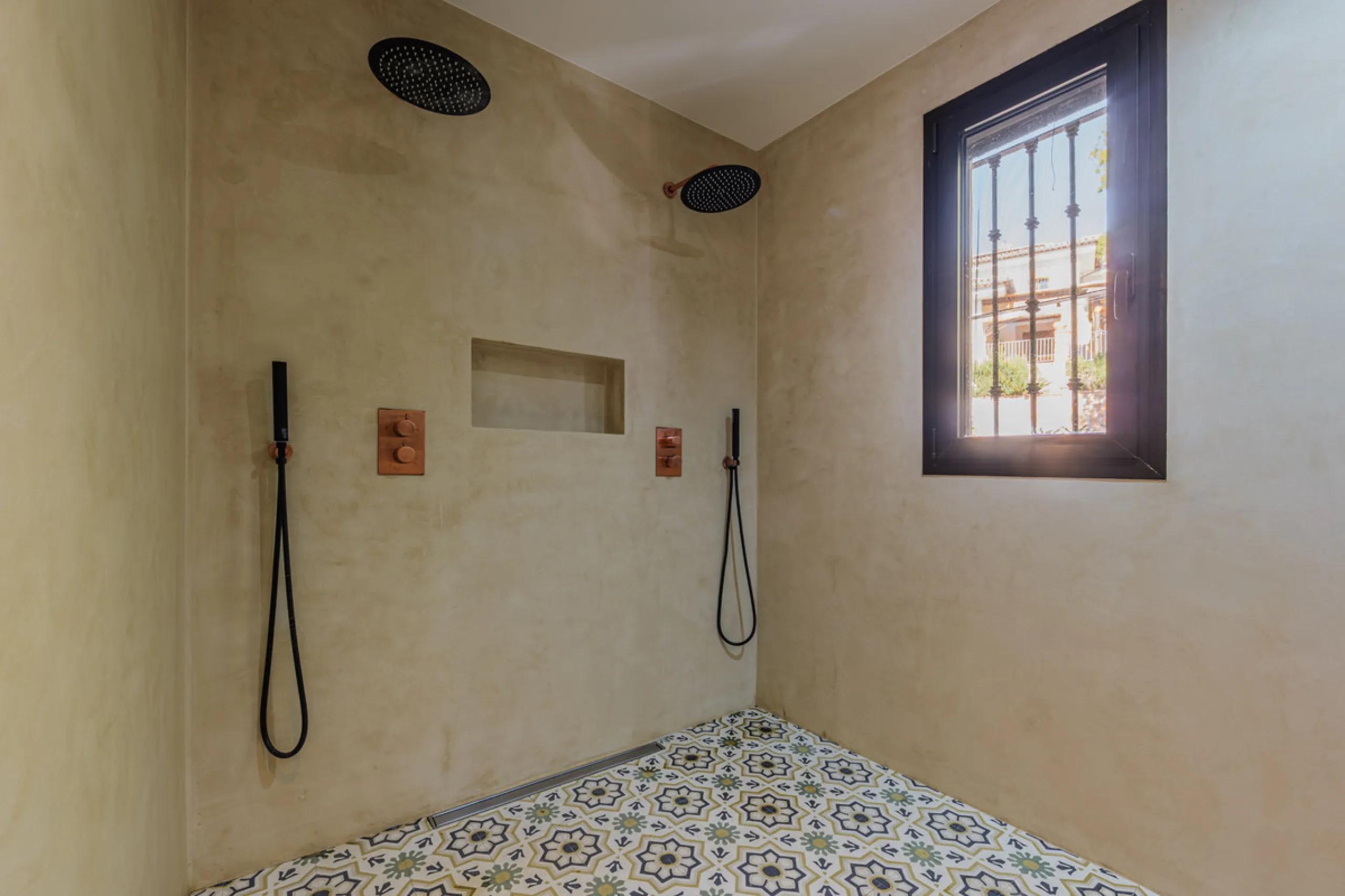 Exclusive Mediterranean-style house in Pinares de San Antón, set on a spacious 1,184 m² plot. Its architecture combines the purity of a white façade with natural stone details and a terracotta-tiled roof, creating a harmonious and timeless ensemble. The p