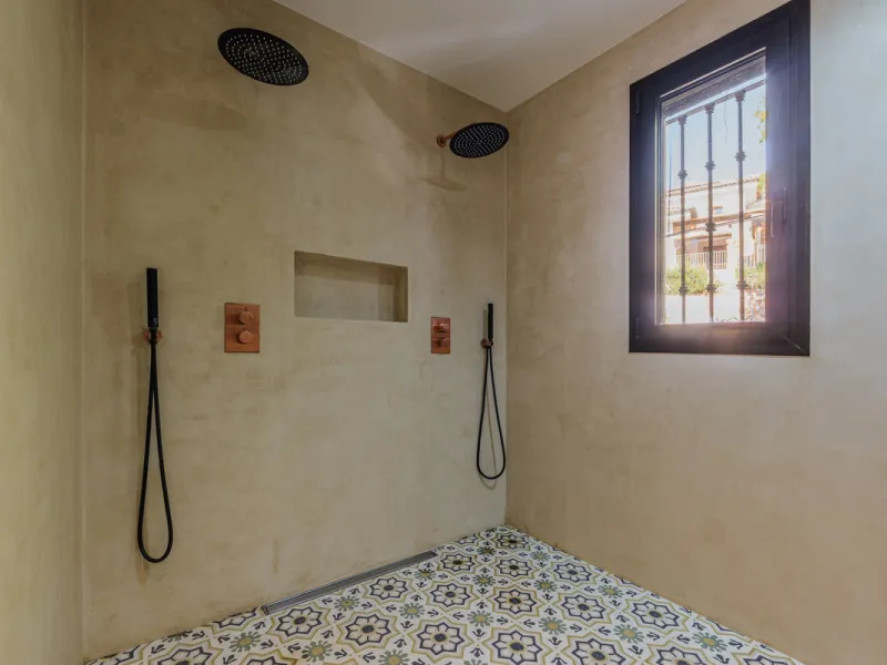 Exclusive Mediterranean-style house in Pinares de San Antón, set on a spacious 1,184 m² plot. Its architecture combines the purity of a white façade with natural stone details and a terracotta-tiled roof, creating a harmonious and timeless ensemble. The p