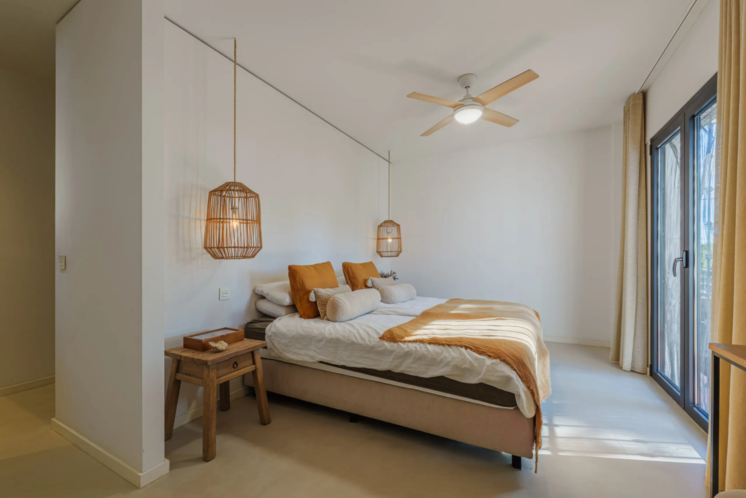 Exclusive Mediterranean-style house in Pinares de San Antón, set on a spacious 1,184 m² plot. Its architecture combines the purity of a white façade with natural stone details and a terracotta-tiled roof, creating a harmonious and timeless ensemble. The p
