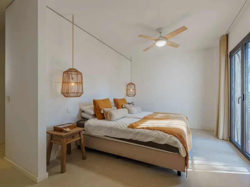 Exclusive Mediterranean-style house in Pinares de San Antón, set on a spacious 1,184 m² plot. Its architecture combines the purity of a white façade with natural stone details and a terracotta-tiled roof, creating a harmonious and timeless ensemble. The p