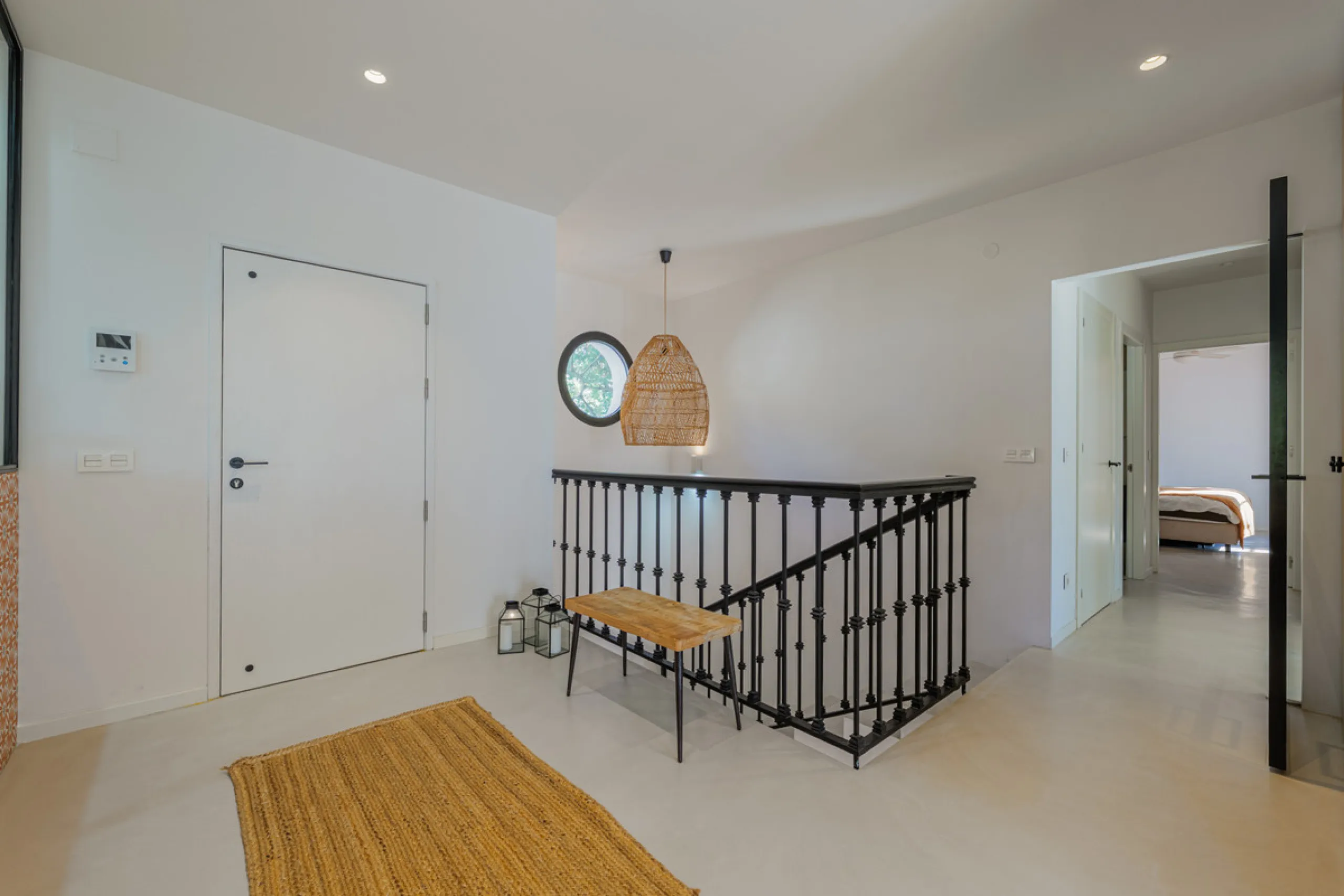 Exclusive Mediterranean-style house in Pinares de San Antón, set on a spacious 1,184 m² plot. Its architecture combines the purity of a white façade with natural stone details and a terracotta-tiled roof, creating a harmonious and timeless ensemble. The p