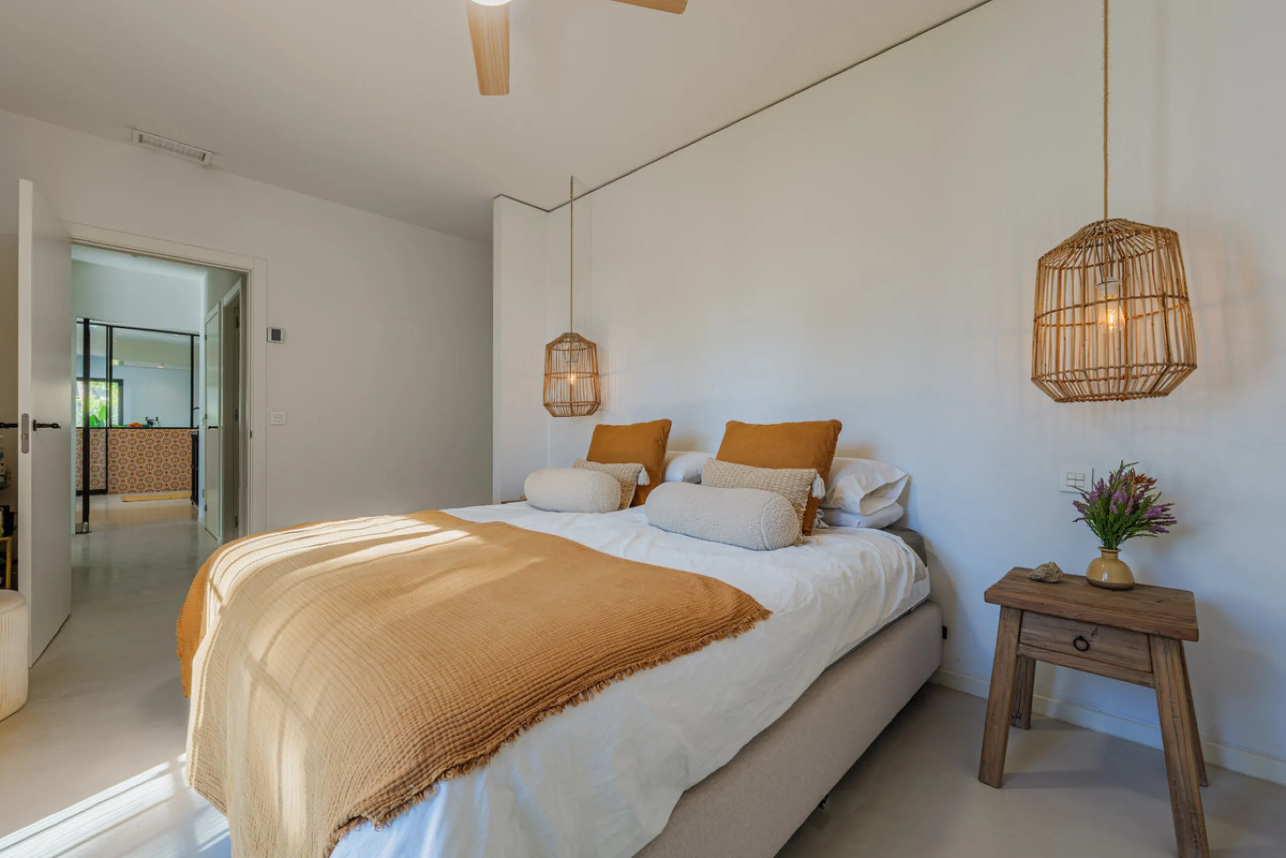 Exclusive Mediterranean-style house in Pinares de San Antón, set on a spacious 1,184 m² plot. Its architecture combines the purity of a white façade with natural stone details and a terracotta-tiled roof, creating a harmonious and timeless ensemble. The p