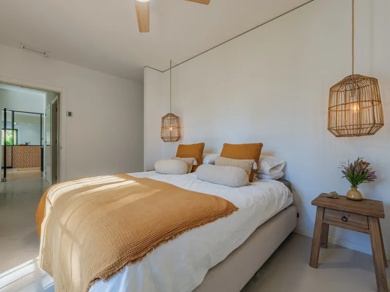 Exclusive Mediterranean-style house in Pinares de San Antón, set on a spacious 1,184 m² plot. Its architecture combines the purity of a white façade with natural stone details and a terracotta-tiled roof, creating a harmonious and timeless ensemble. The p