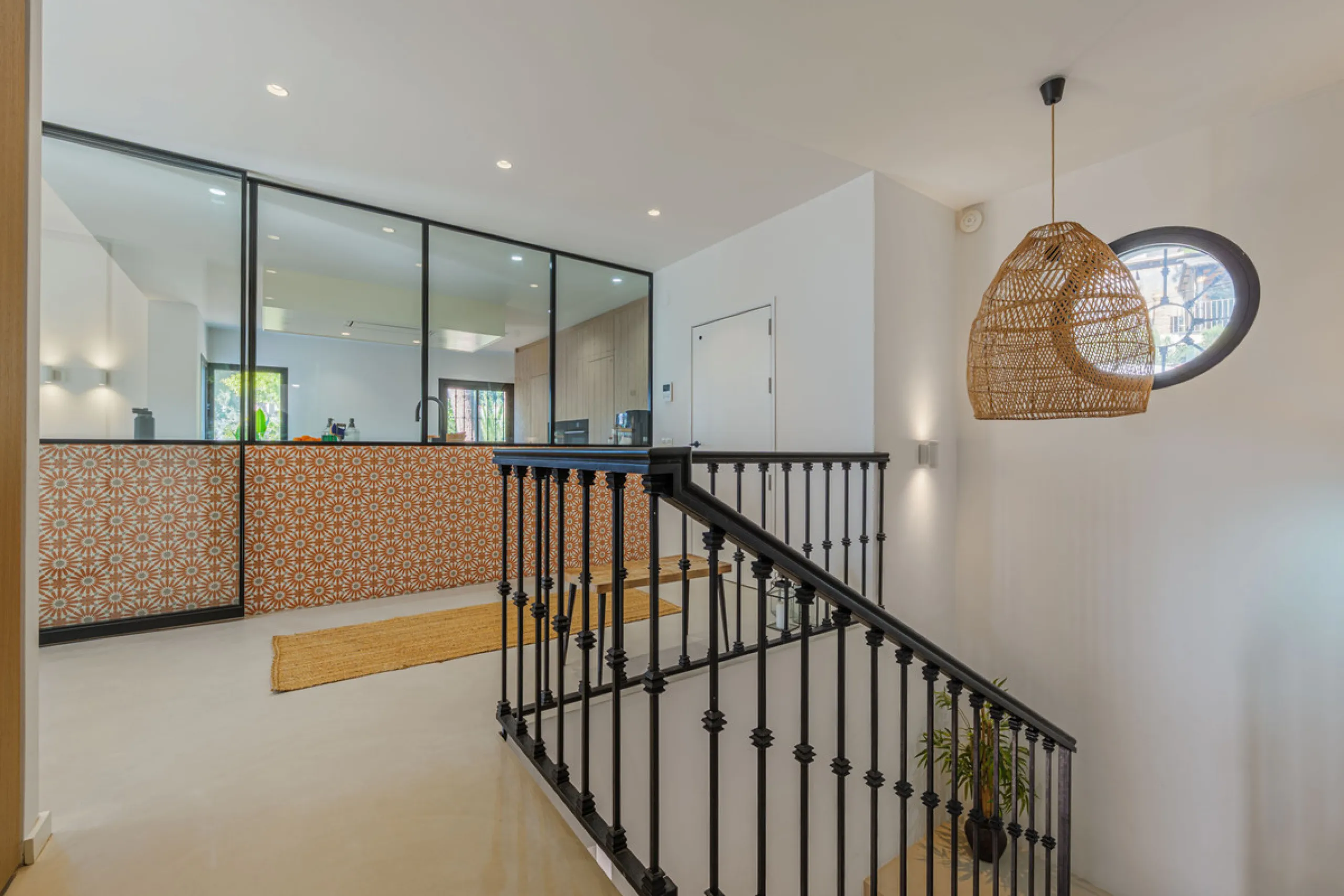 Exclusive Mediterranean-style house in Pinares de San Antón, set on a spacious 1,184 m² plot. Its architecture combines the purity of a white façade with natural stone details and a terracotta-tiled roof, creating a harmonious and timeless ensemble. The p