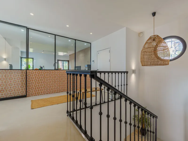 Exclusive Mediterranean-style house in Pinares de San Antón, set on a spacious 1,184 m² plot. Its architecture combines the purity of a white façade with natural stone details and a terracotta-tiled roof, creating a harmonious and timeless ensemble. The p