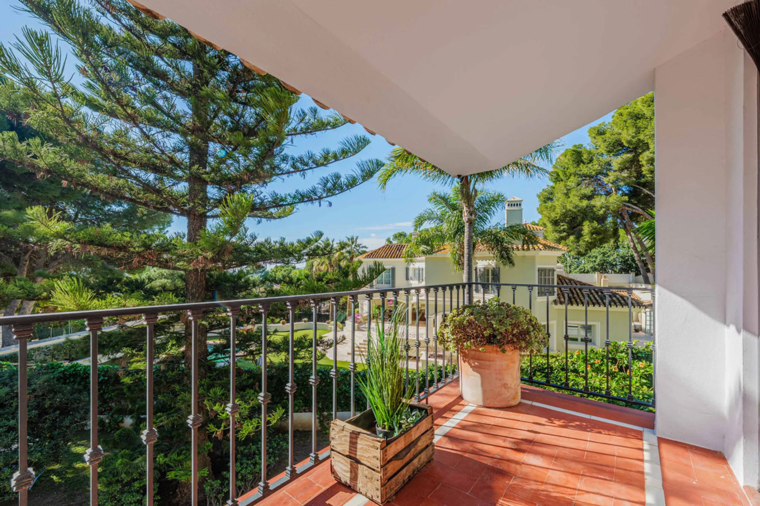 Exclusive Mediterranean-style house in Pinares de San Antón, set on a spacious 1,184 m² plot. Its architecture combines the purity of a white façade with natural stone details and a terracotta-tiled roof, creating a harmonious and timeless ensemble. The p