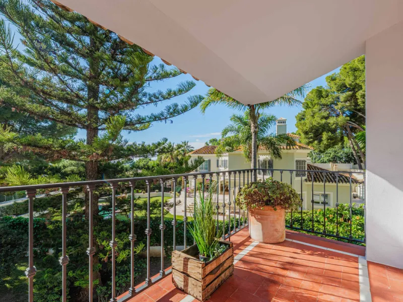 Exclusive Mediterranean-style house in Pinares de San Antón, set on a spacious 1,184 m² plot. Its architecture combines the purity of a white façade with natural stone details and a terracotta-tiled roof, creating a harmonious and timeless ensemble. The p