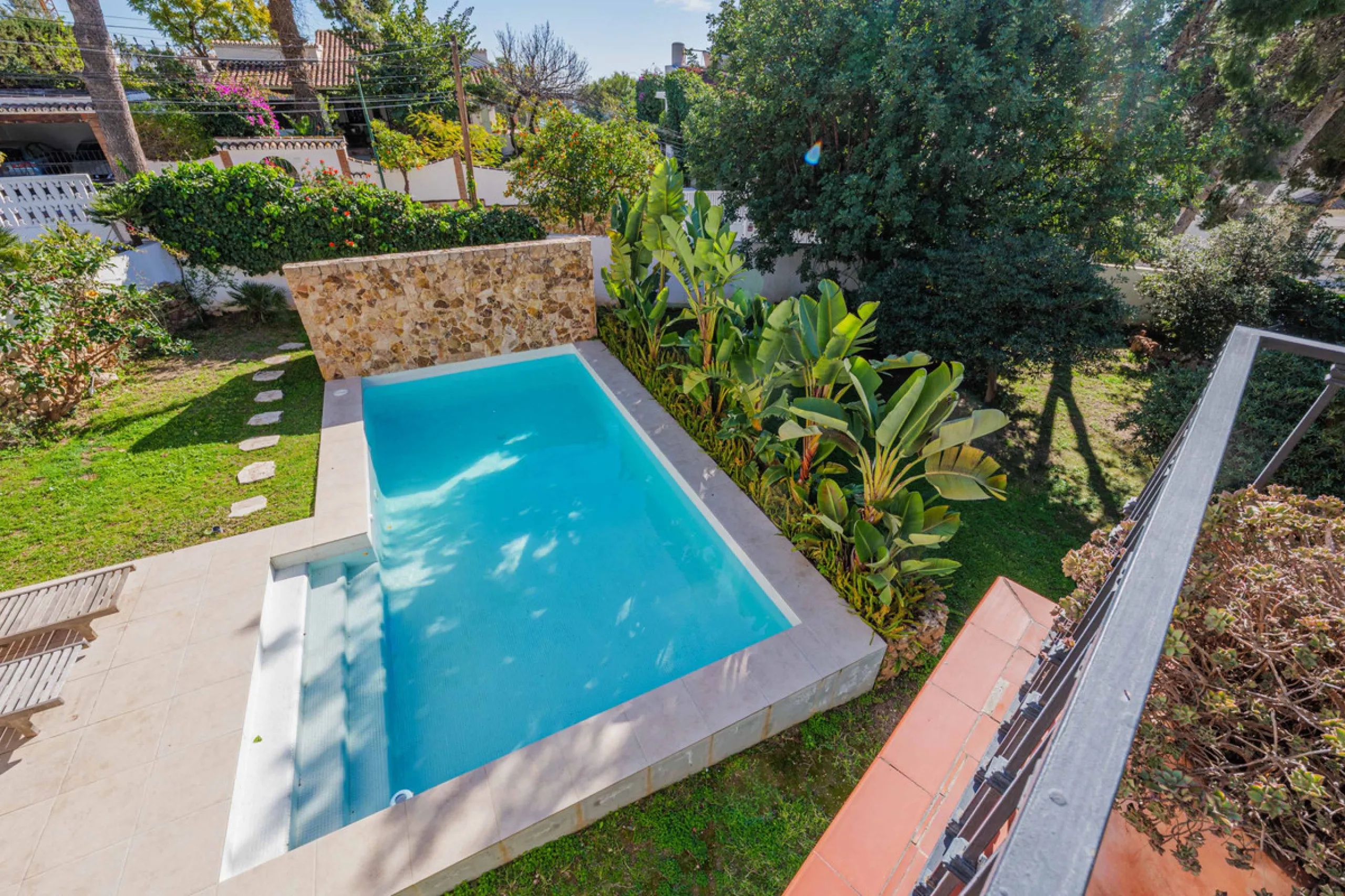 Exclusive Mediterranean-style house in Pinares de San Antón, set on a spacious 1,184 m² plot. Its architecture combines the purity of a white façade with natural stone details and a terracotta-tiled roof, creating a harmonious and timeless ensemble. The p