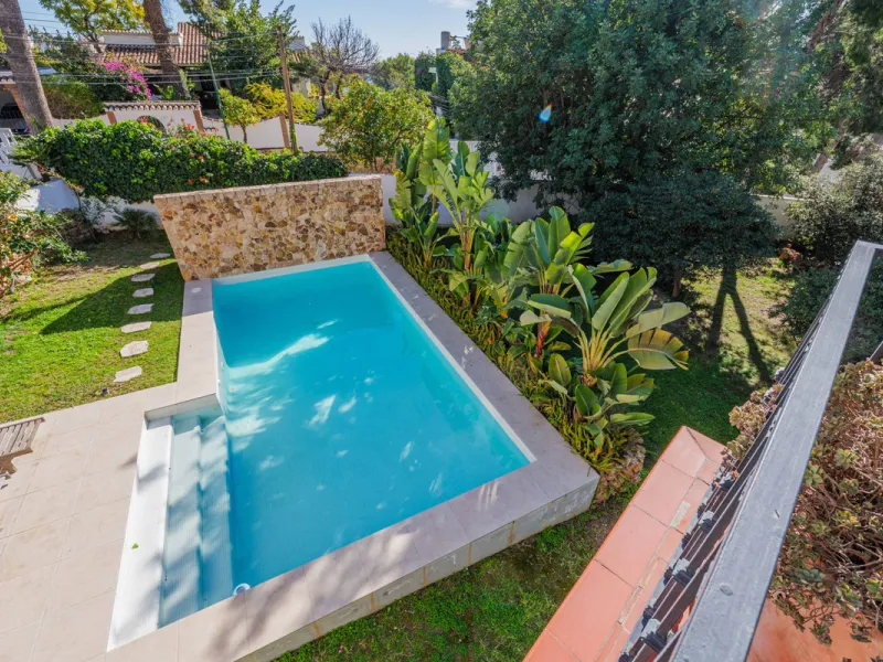 Exclusive Mediterranean-style house in Pinares de San Antón, set on a spacious 1,184 m² plot. Its architecture combines the purity of a white façade with natural stone details and a terracotta-tiled roof, creating a harmonious and timeless ensemble. The p