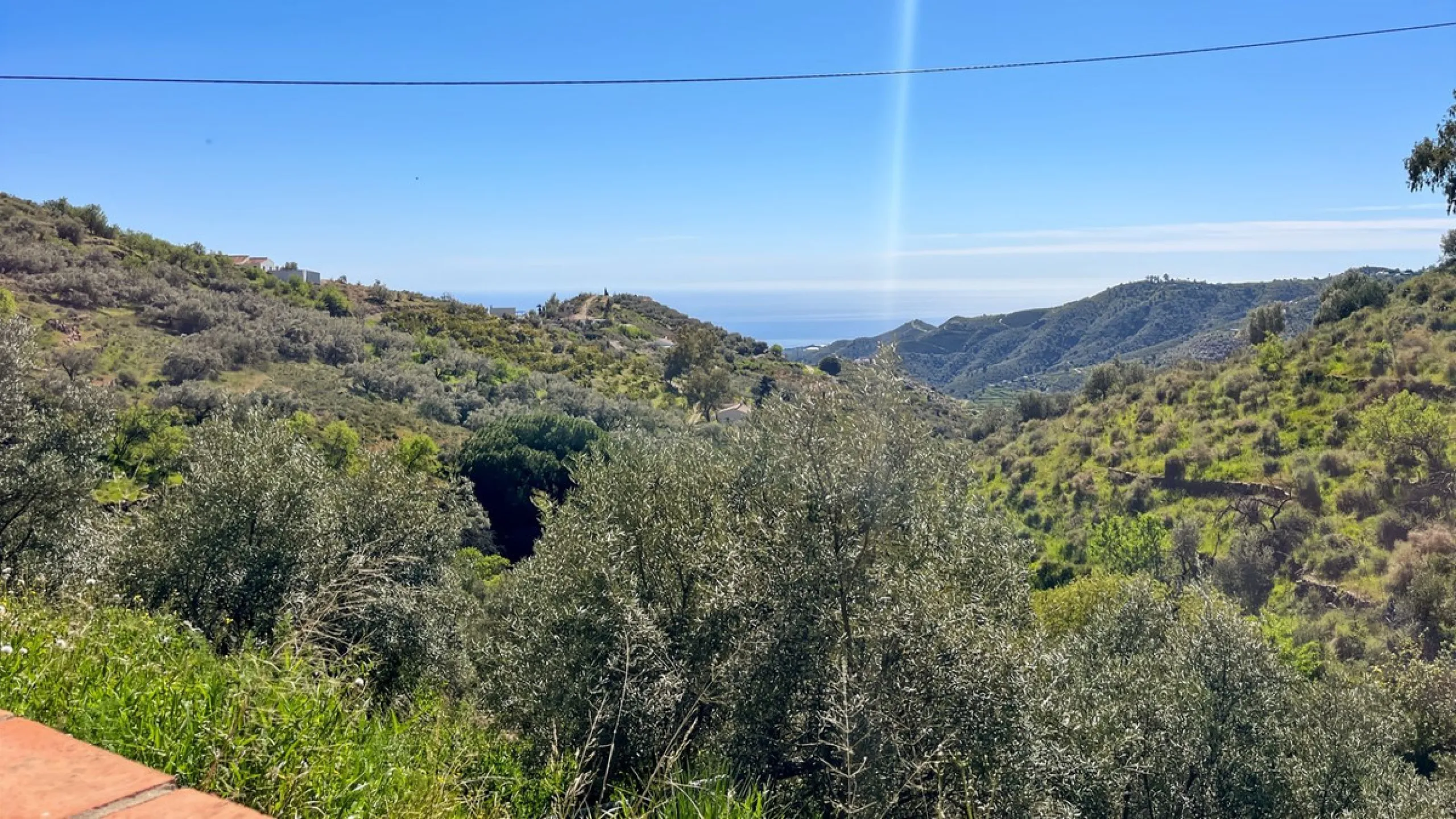Peacefully located villa near Cómpeta offering 3 bedrooms, 2 bathrooms plus a separate tower studio with a large roof terrace. A rare blend of privacy, comfort and truly panoramic sea and mountain views.