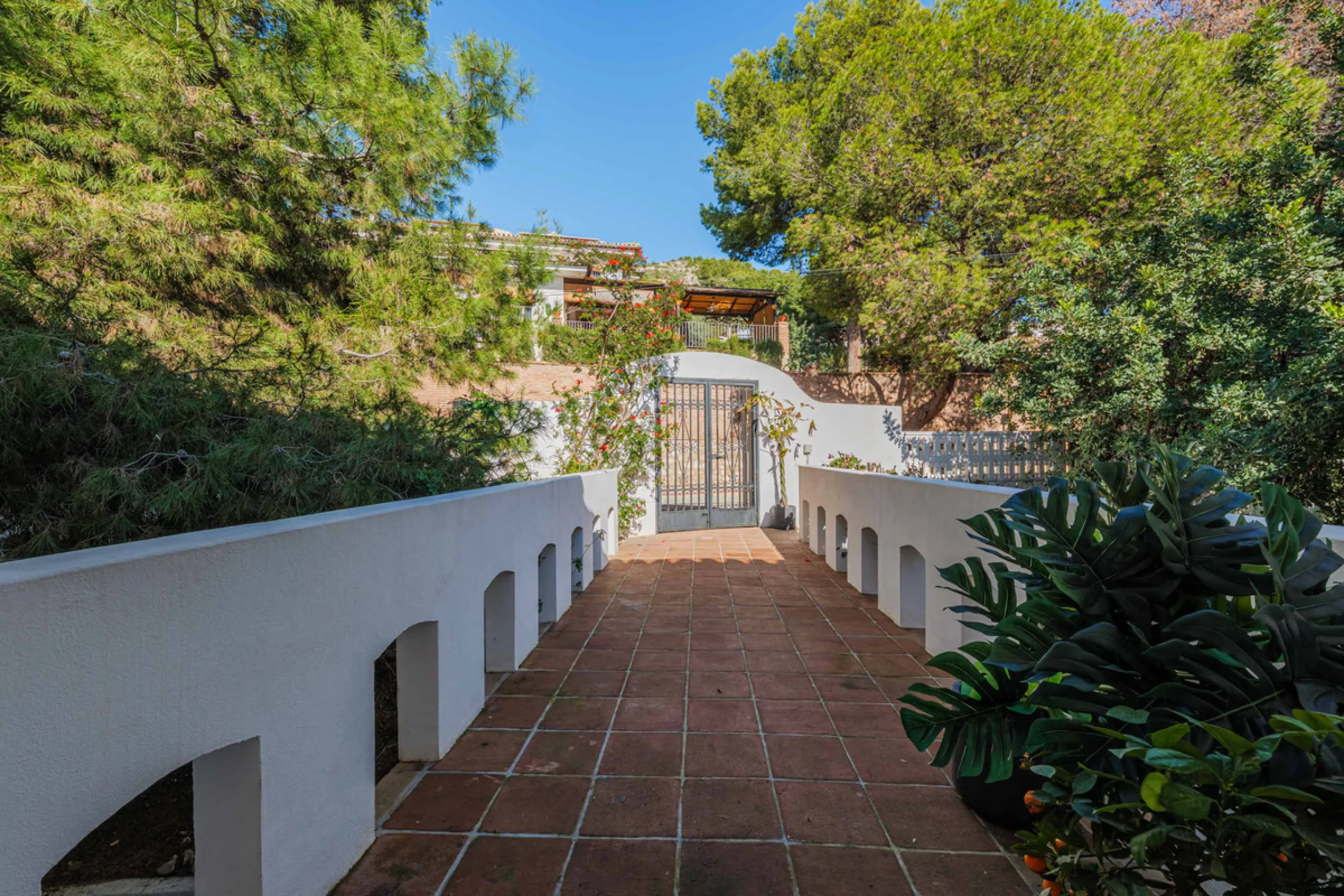 Exclusive Mediterranean-style house in Pinares de San Antón, set on a spacious 1,184 m² plot. Its architecture combines the purity of a white façade with natural stone details and a terracotta-tiled roof, creating a harmonious and timeless ensemble. The p