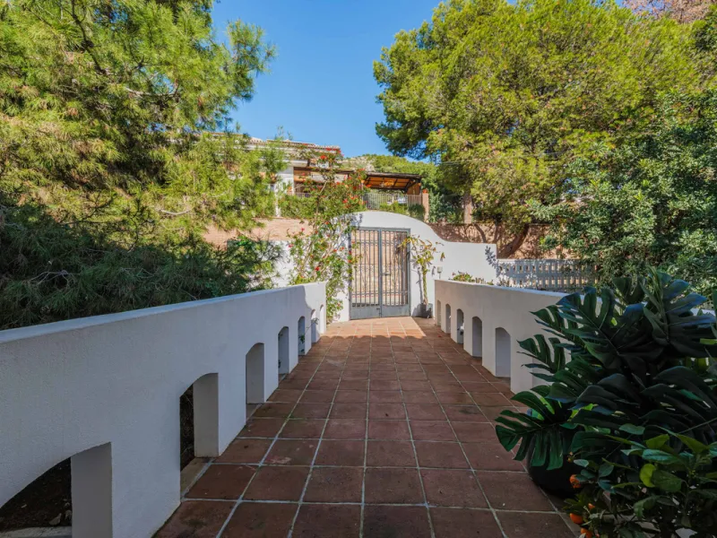 Exclusive Mediterranean-style house in Pinares de San Antón, set on a spacious 1,184 m² plot. Its architecture combines the purity of a white façade with natural stone details and a terracotta-tiled roof, creating a harmonious and timeless ensemble. The p