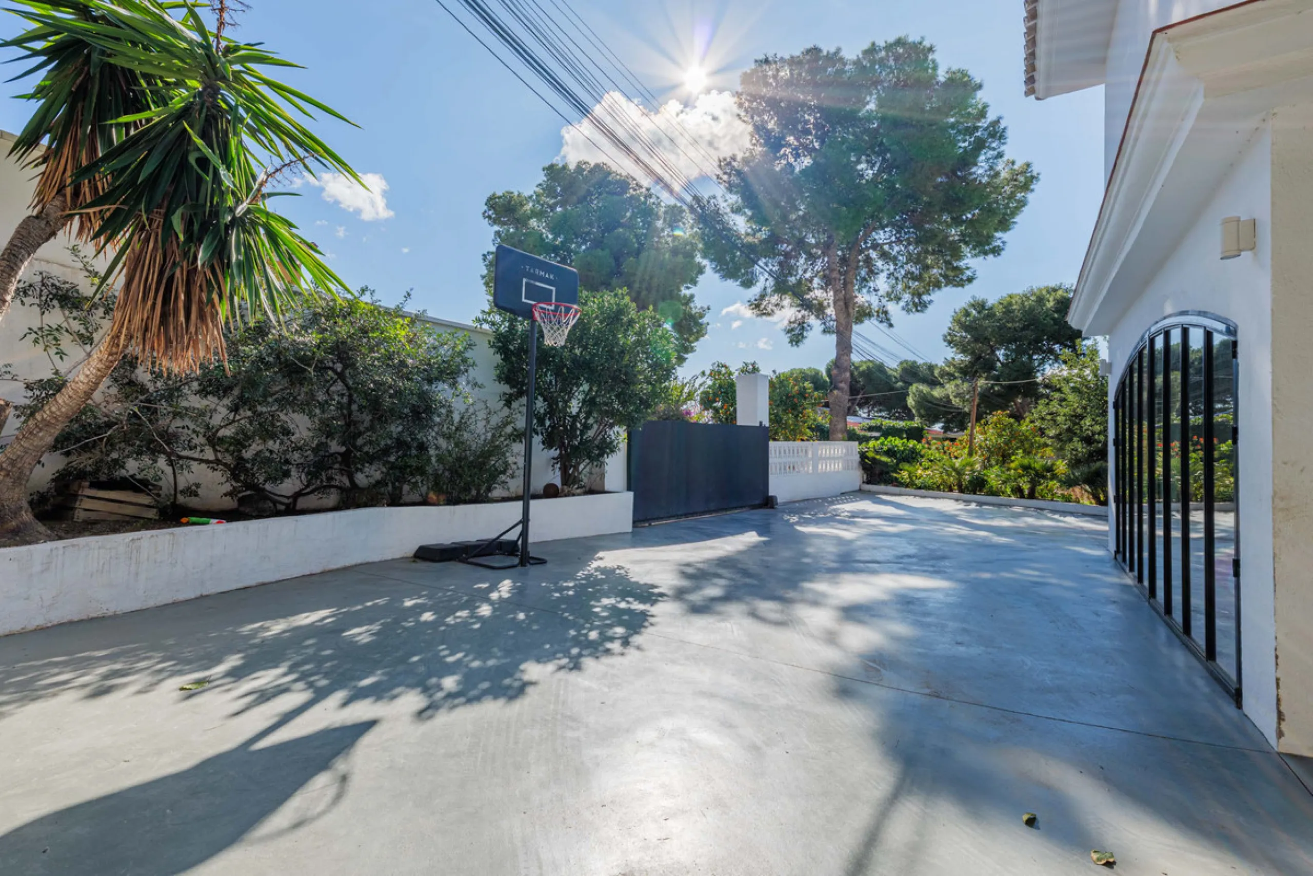 Exclusive Mediterranean-style house in Pinares de San Antón, set on a spacious 1,184 m² plot. Its architecture combines the purity of a white façade with natural stone details and a terracotta-tiled roof, creating a harmonious and timeless ensemble. The p