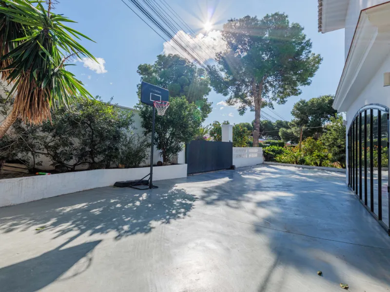 Exclusive Mediterranean-style house in Pinares de San Antón, set on a spacious 1,184 m² plot. Its architecture combines the purity of a white façade with natural stone details and a terracotta-tiled roof, creating a harmonious and timeless ensemble. The p